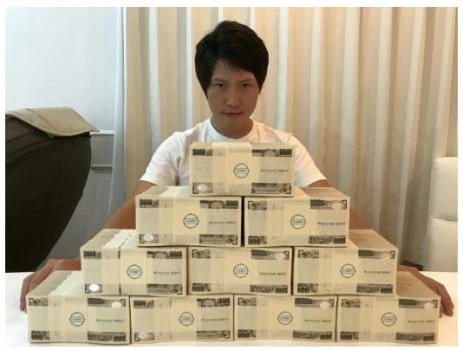 1億円分の札束を抱えている写真