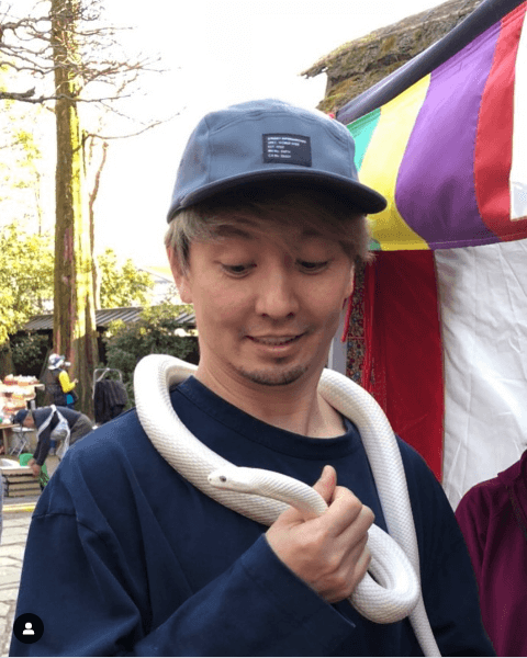 神さまの化身とされる白ヘビとの写真